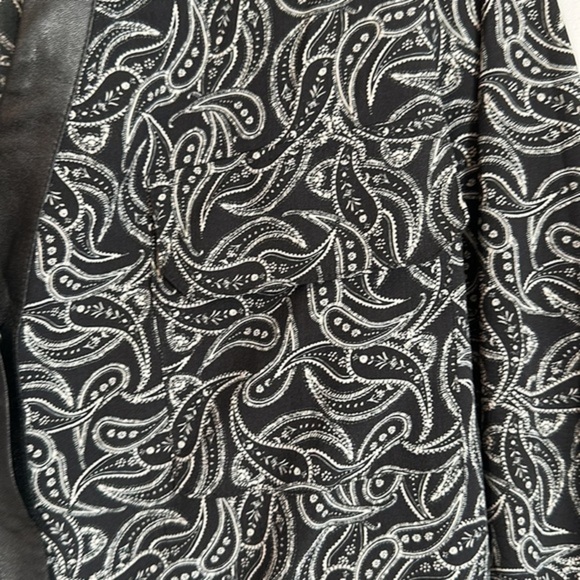 Lauren Vidal Black Paisley Deep V-Neck Long Sleeve Blouse - Picture 10 of 11